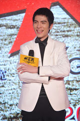 组图：《大宅男》定档7月10日 萧敬腾雨神收功