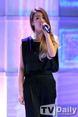 组图：Apink清凉牛仔装亮相 甜美活泼萌翻全场