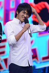 组图：郭敬明录快本临时换位 仍然遭遇“韩寒”