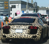 组图：比伯与绯闻嫩模约会 豹纹跑车显土豪气质