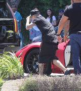 组图：比伯红色跑车被刮伤 心情郁闷避狗仔