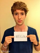 组图：艾玛联合国演讲获力挺 抖森克劳举牌支持