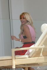 组图：艳星酒店悠哉晒太阳 对记者大方送飞吻