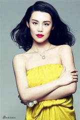 组图：韩丹彤烈焰红唇妆写真 柔发飞扬妩媚动人