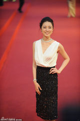 组图：日本女演员伊藤步亮相 与粉丝亲切击掌