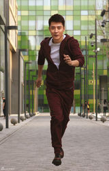 组图：张丹峰休闲时尚街拍 优雅绅士户外漫步