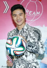 组图：田亮宣传新书《臭爸爸》 森碟曝爸妈亲亲