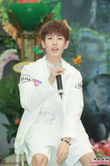 组图：韩团Boyfriend热情跳唱 赞港女眼神美