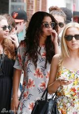 组图：姐很吊！赛琳娜含牙签出门当众剔牙