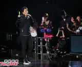 组图：郑伊健谢天华冰棒弄气氛现场high