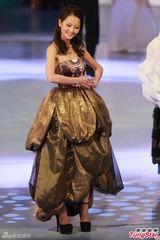 组图：李云迪钢琴伴奏 港姐众佳丽齐跳溜冰舞