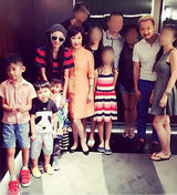 组图：张柏芝带两子会友人 Lucas变羞涩躲镜头