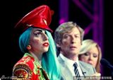 组图：Lady Gaga涂鸦西装亮相 御姐泪洒现场显柔情