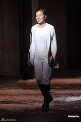 组图：《贾宝玉》首轮结束 何韵诗谢幕亲吻女演员