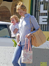 组图：妮可-基德曼抱女逛街素颜出镜闲适安逸