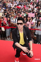 组图：周汤豪长针眼戴墨镜遮丑 公布择偶条件