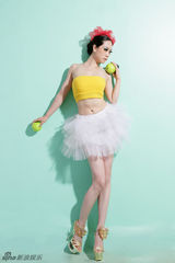 组图：芙蓉姐姐写真走糖果路线 白色纱裙显甜美