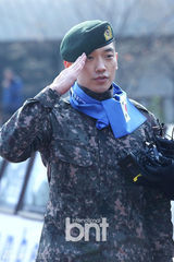 组图：韩星Rain军装帅气亮相爱国竞走大赛