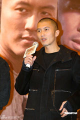 幻灯：《十月围城》上海亮相 李宇春称不介意吻戏 