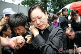 高清组图：罗京妻子悲痛泪别 儿子哥哥捧遗像送行