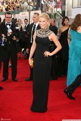 高清图：茱丽叶-霍夫宝石领黑裙璀璨夺目