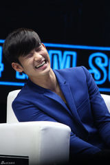 高清图：金秀贤上海萌翻粉丝 调皮索偶像签名