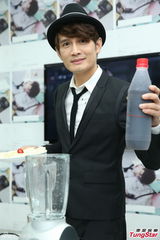 组图：罗文裕发行新专辑《苦甜人生》扮绅士