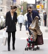 组图：辣妈米兰达-可儿街拍 大衣搭皮裤滑雪靴