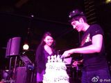 组图：王力宏新加坡跨年秀 爱妻上台切蛋糕