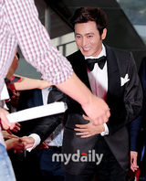 组图：章子怡张东健盛装走红毯 张柏芝粉裙美艳