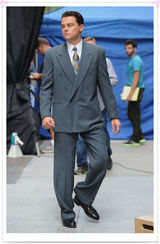 组图：莱昂纳多现身《华尔街之狼》片场