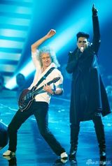 组图：MTV欧洲音乐奖 皇后吉他手携兰伯特引爆全场