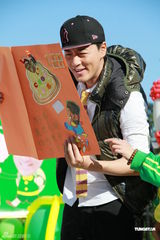 组图：林峰提前与歌迷庆生日 许下愿望陪家人