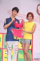 组图：丁当签唱会淋雨会粉丝 严爵贴心送内衣