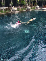 组图：张家辉耐心教Angela游泳 小妞认真可爱