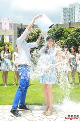 组图：港姐候选佳丽冰桶挑战 当场被浇透心凉