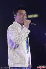 组图：刘德华红馆开唱 曝张耀荣当年勇挡黑帮