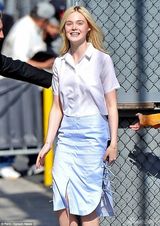 组图：艾丽-范宁喜气洋洋现身 大美妞青春无敌