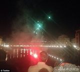 组图：卡戴珊与韦斯特大婚 新娘蕾丝婚纱秀美背