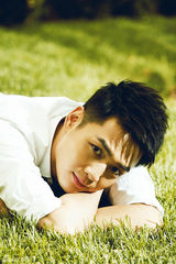 组图：霍政谚夏日写真萌系 桃花电眼俘获人心