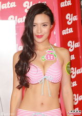 组图：一大波比基尼袭来！鸡排妹大战同场女星