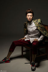 组图：纪子墨写真曝光 迷彩西服潮范儿十足