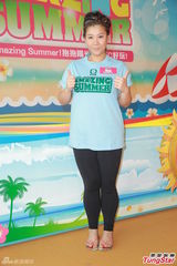 组图：佘诗曼出席活动笑林峰财多身子弱