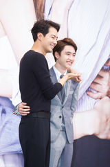 组图：孔孝真带伤上阵携赵寅成宣传新剧