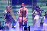 组图：多变哈林(庾澄庆)唱金曲 登小巨蛋万人同欢