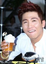 组图：笑星刘世允出席活动 变身一日店长