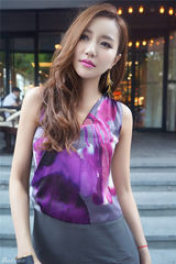 组图：韩雨芹御姐气质写真 随性大方仲夏之美