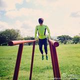 组图：荧光绿闪瞎看客！张亮紧身衣秀性感身材