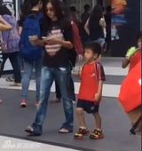 组图：张柏芝带娃逛街边摊 两子运动装喝冷饮