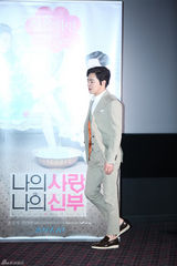 独家：韩星申敏儿宣传新片 面庞圆润露酒窝